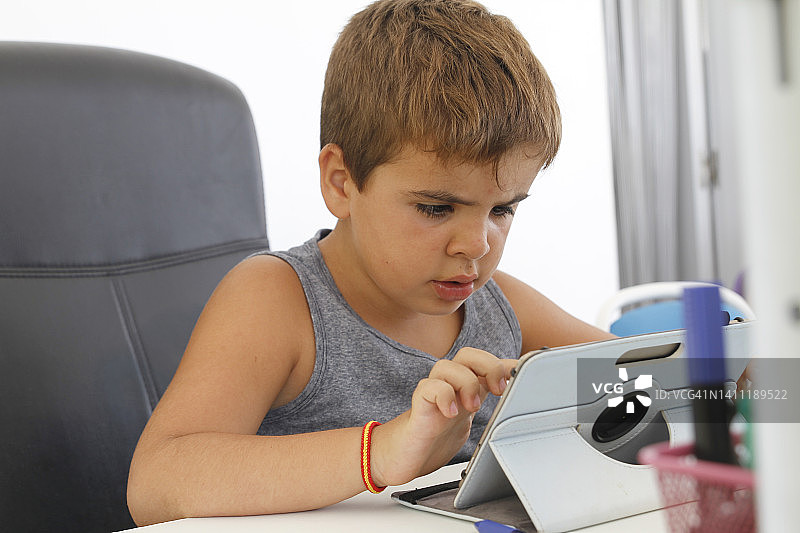 男孩使用数位平板电脑图片素材