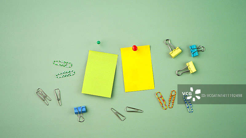 便签贴纸和回形针俯视图，带复制空间图片素材