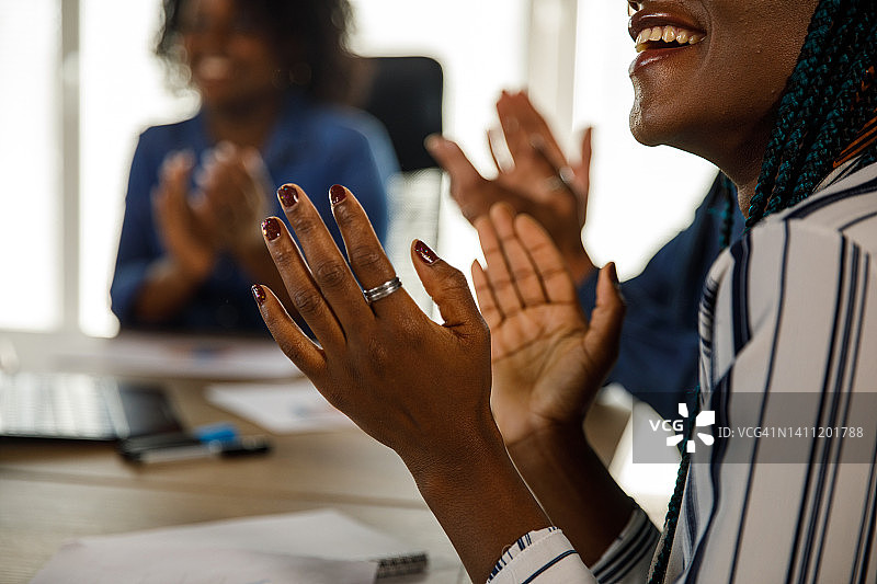女商人微笑鼓掌图片素材