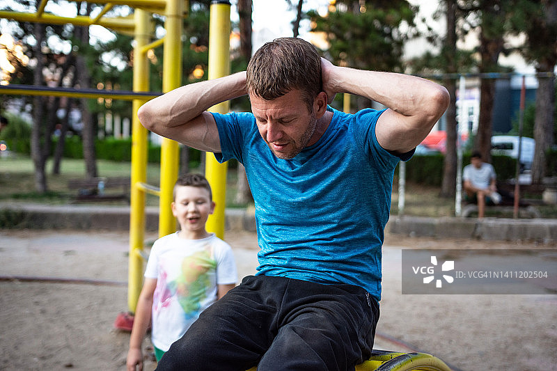 父子在户外健身图片素材