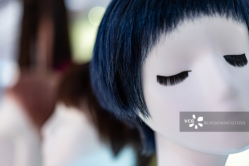 戴着假发的女孩模特特写图片素材