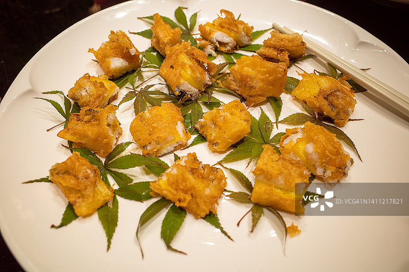 叶子上炸面包屑的咸水鱼片图片素材