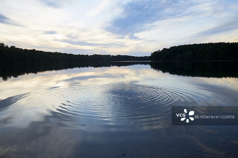 湖面圆形波纹与水面倒影图片素材