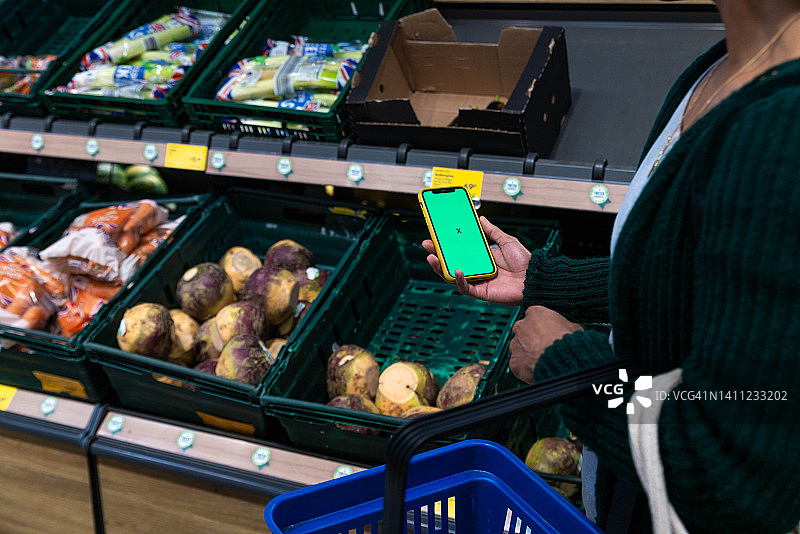 一位在家里使用手机的女士图片素材