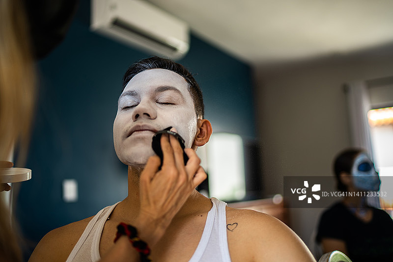 年轻男人化妆图片素材