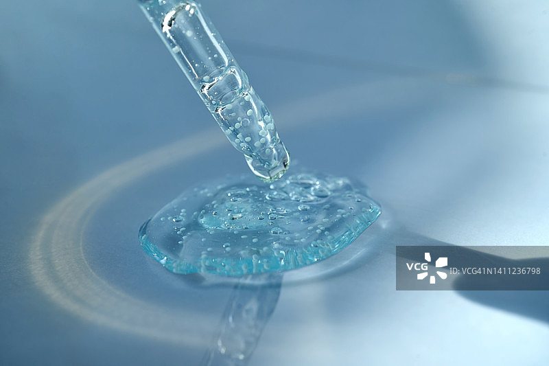 含维生素微胶囊的蓝绿色凝胶滴管图片素材