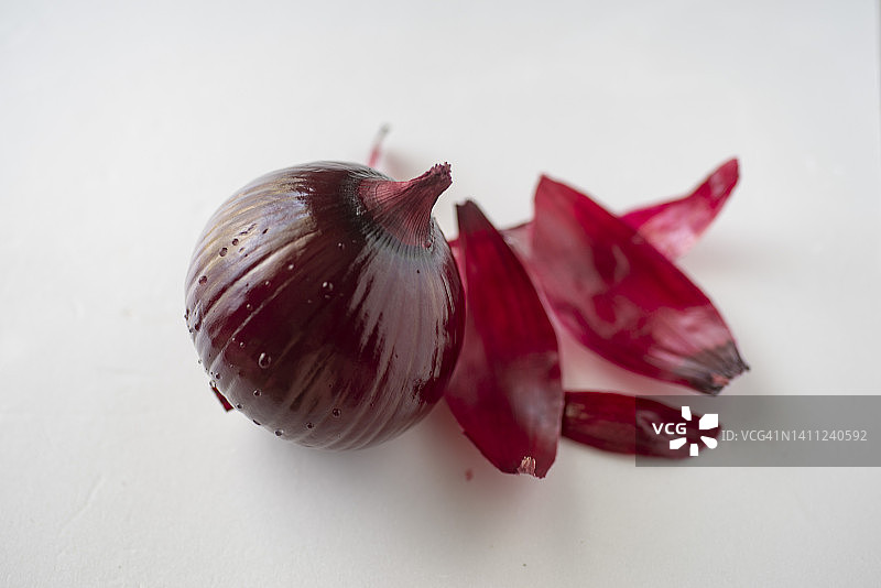 红洋葱和去皮的洋葱图片素材