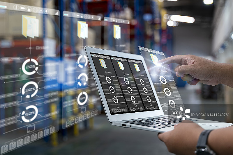 使用现代技术更快速高效地管理配送仓库图片素材