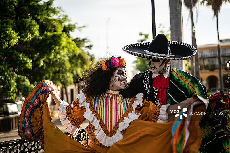 跳舞并庆祝亡灵节的情侣图片素材