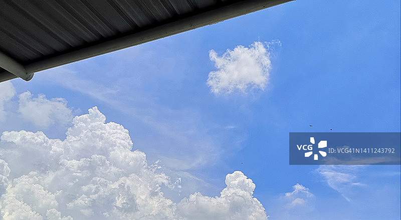 蓝天白云下的金属板屋顶图片素材