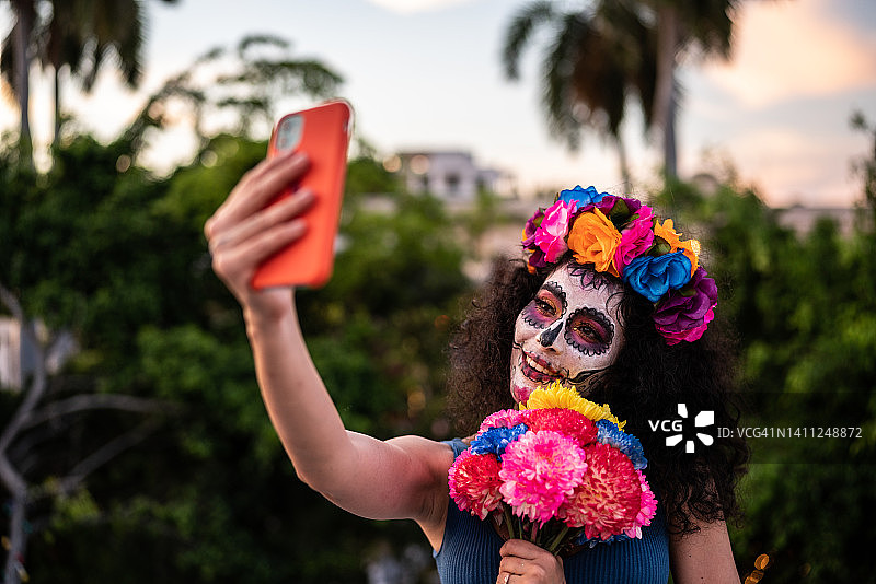 中年妇女自拍并庆祝亡灵节图片素材