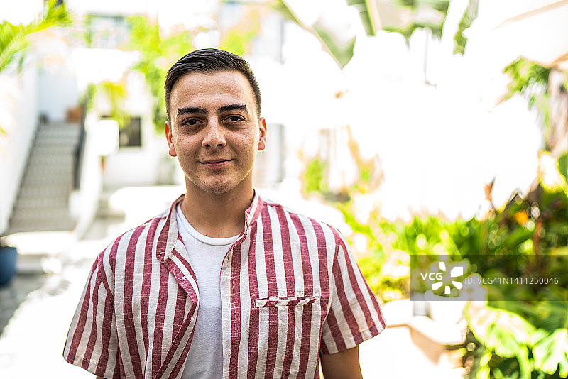 户外一个年轻人的肖像图片素材