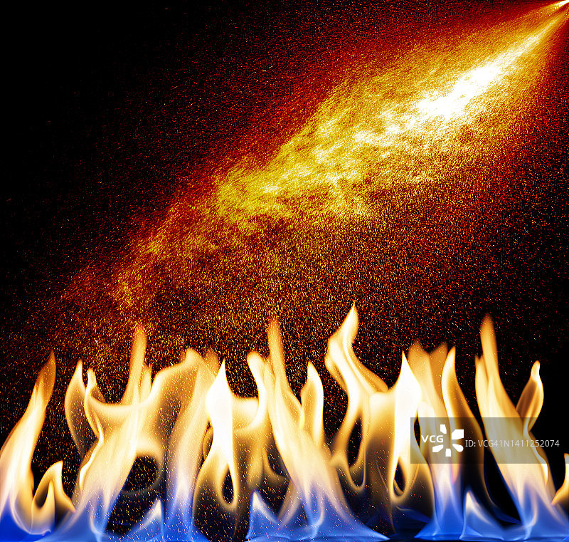 黑色背景上的火焰特写图片素材