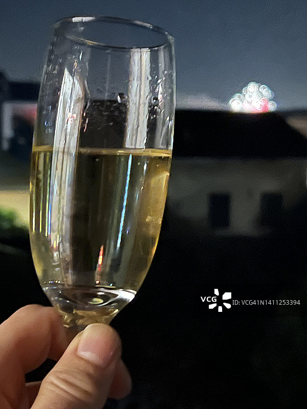 玻璃祝酒和烟花图片素材