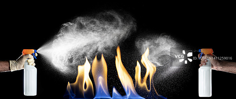男人用灭火器扑灭房屋内火灾的手图片素材