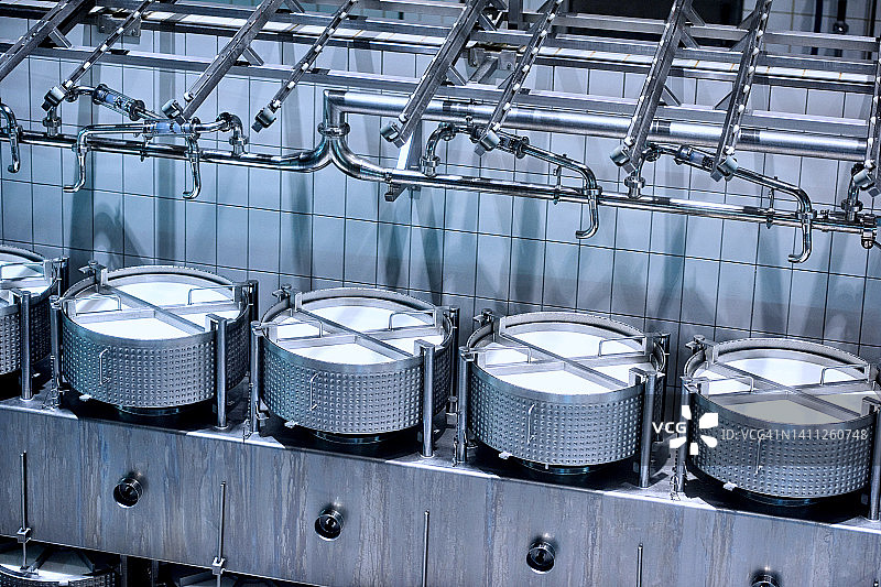 奶酪生产线牛奶搅拌图片素材