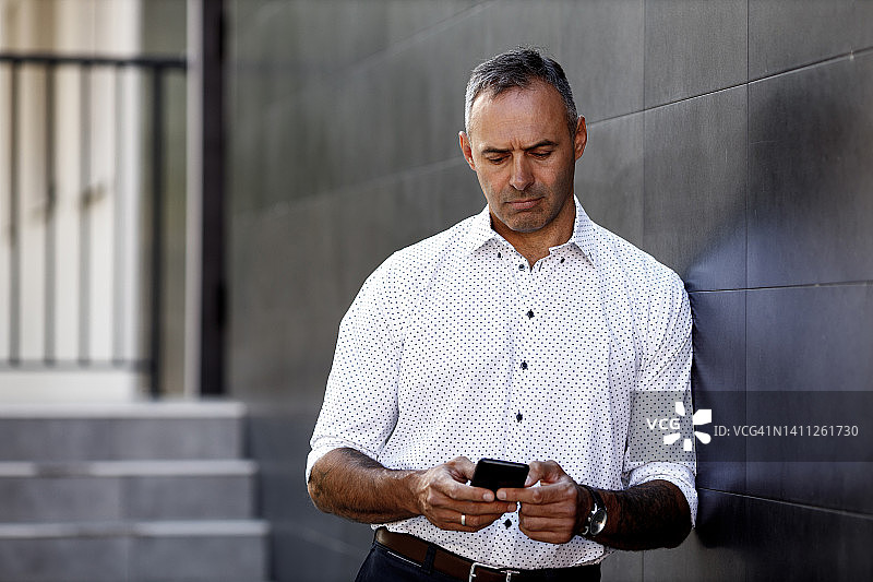 男子用手机发短信图片素材