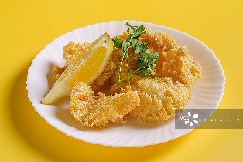 炸鱼排配柠檬片图片素材