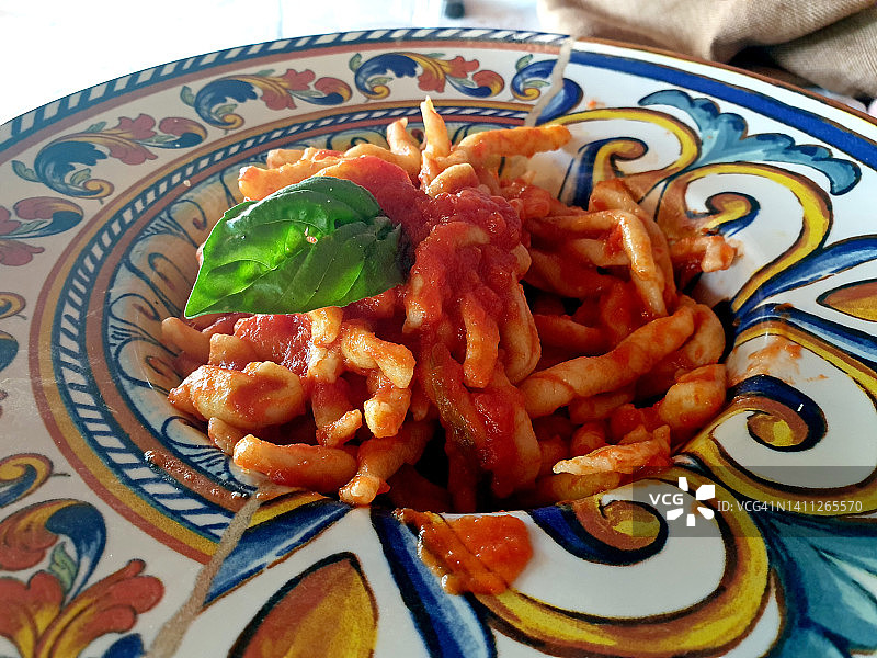 餐厅里的番茄酱意大利面图片素材