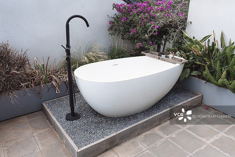 户外浴缸图片素材