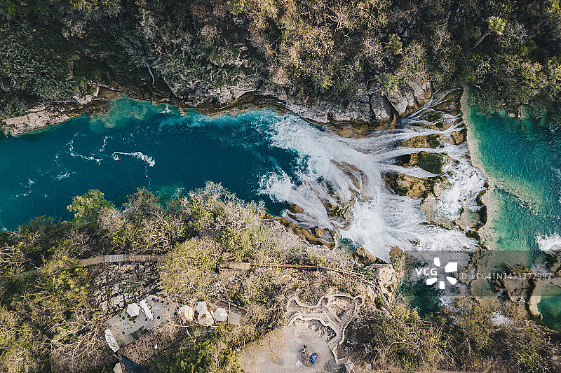 翠绿色河流和急流的航拍图片素材
