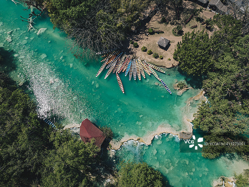 翠绿色河流和急流的航拍图片素材