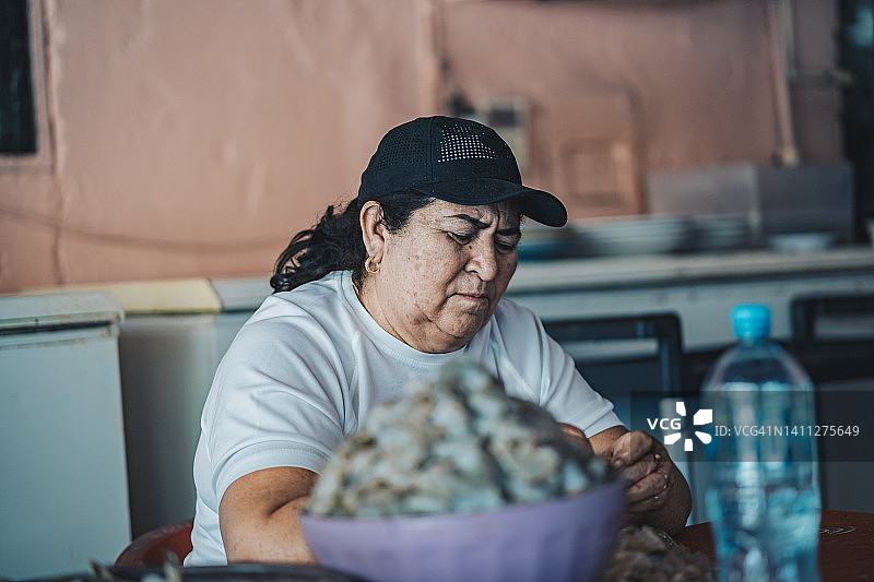 女人在商业厨房准备海鲜图片素材