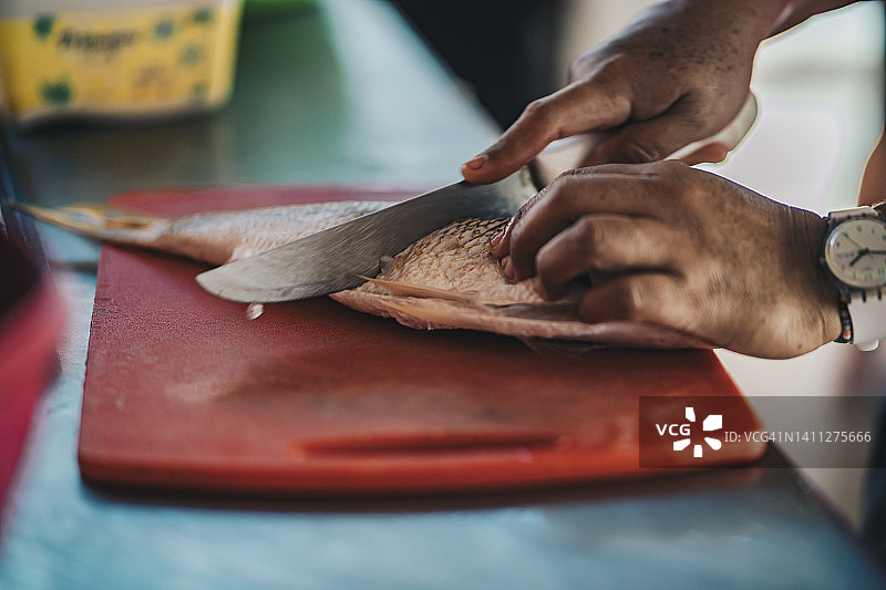 女人在商业厨房准备海鲜图片素材