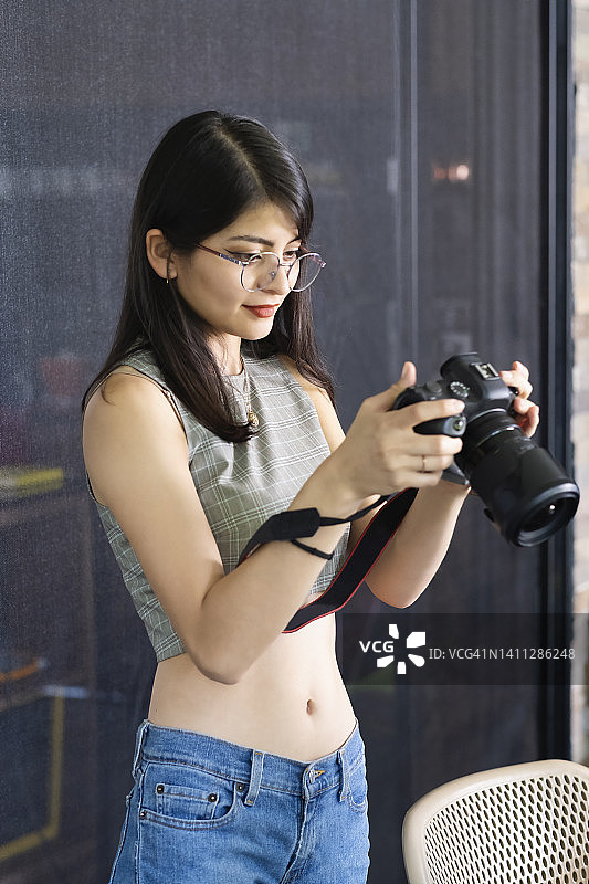 带着相机的年轻摄影师图片素材