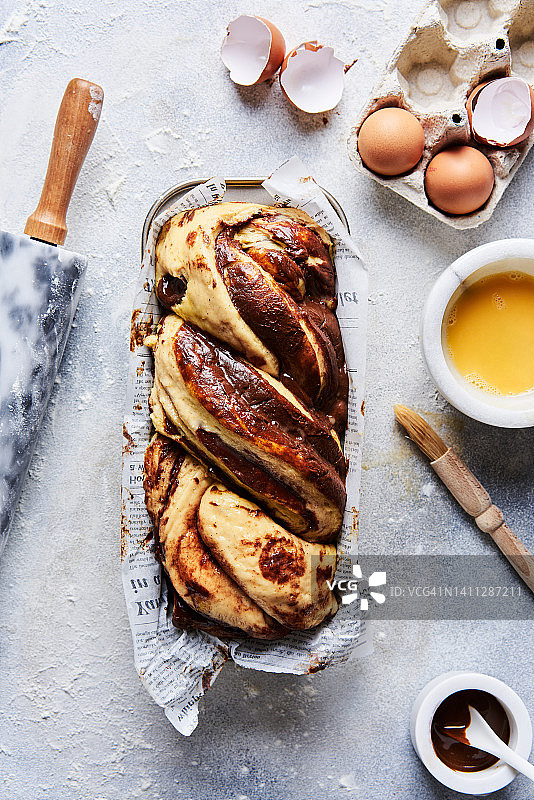 巧克力馅的巴布卡蛋糕面团图片素材