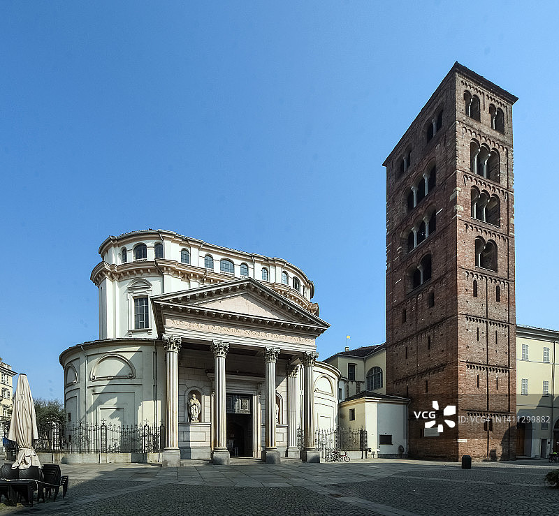 意大利都灵的“Consolata圣殿”的巴洛克风格外观和罗马式钟楼图片素材
