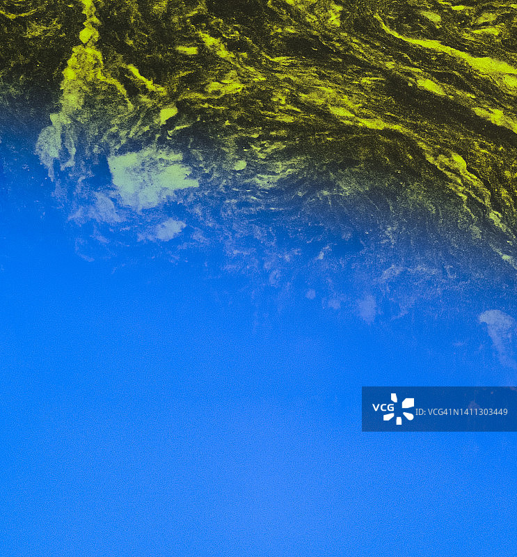水面上藻类大量繁殖形成的蓝绿色渐变，抽象的漩涡自然图案图片素材
