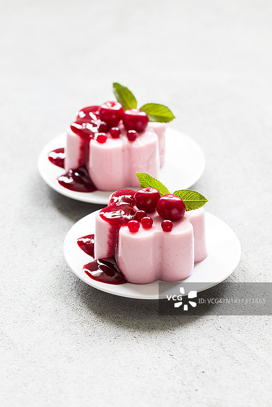 奶油樱桃甜点：意式奶冻图片素材