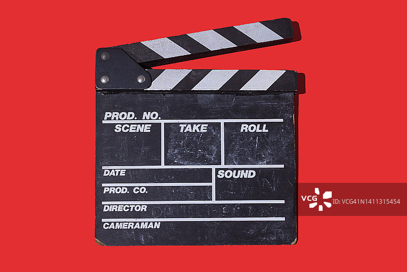 红色背景上的旧木电影场记板与硬阴影：电影产业、娱乐概念图片素材