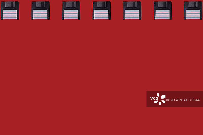 红色背景上的黑色3.5寸软盘复古图案图片素材