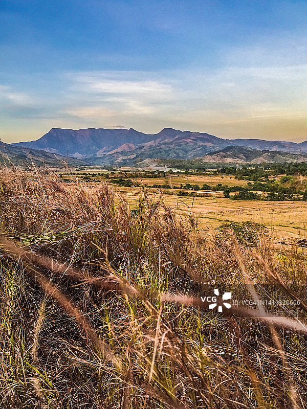 山与农田图片素材