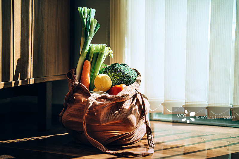 装有彩色有机果蔬的环保可重复使用购物袋，无塑料零浪费生活方式图片素材