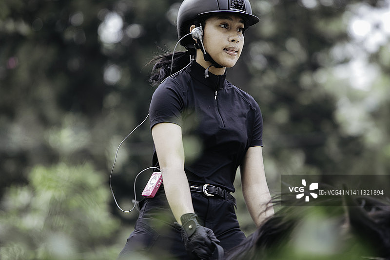 盛装舞步：女子与她的骏马驰骋图片素材