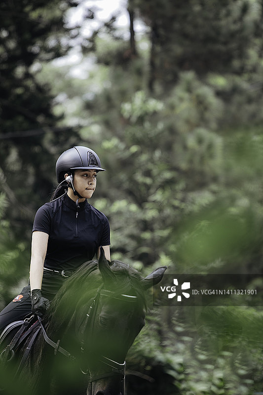 盛装舞步：女子与她的骏马驰骋图片素材