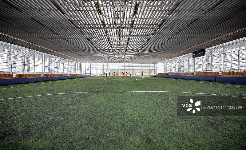 混合团队在室内足球场比赛图片素材