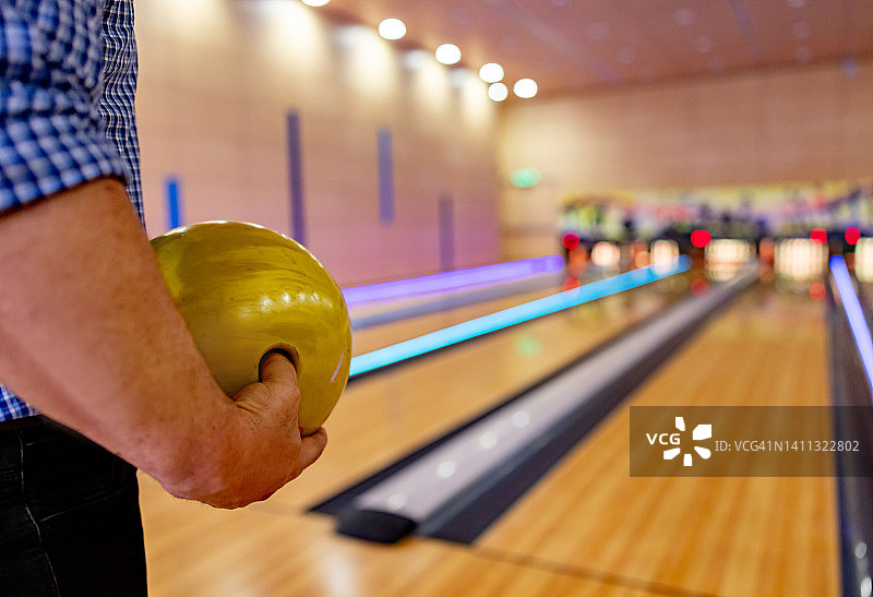 男子在保龄球馆打保龄球图片素材