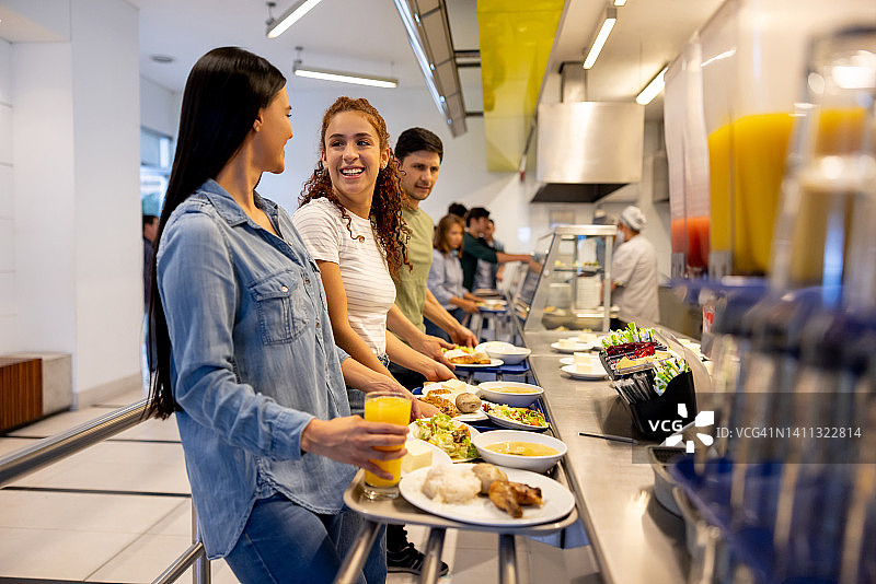 在自助餐厅用餐的快乐女性图片素材