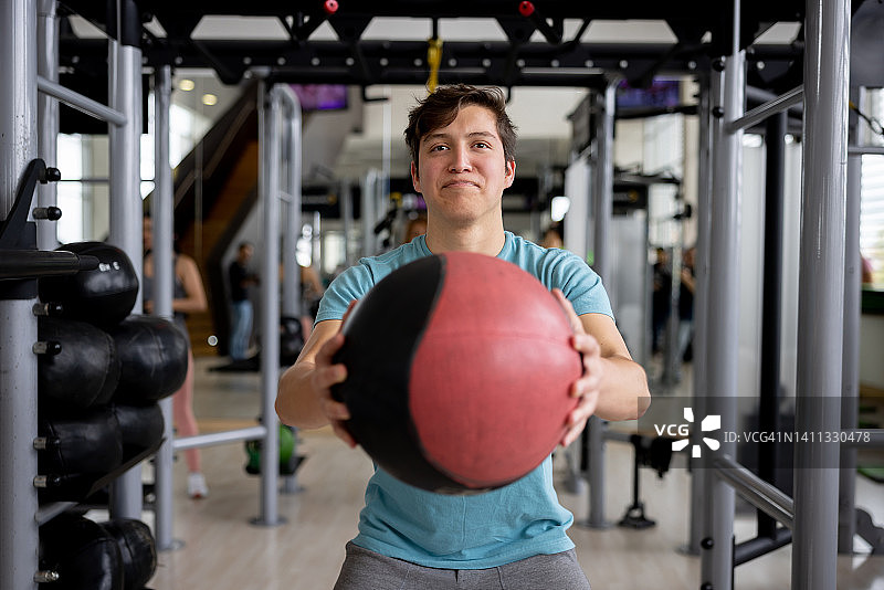 男人在健身房用药球训练图片素材