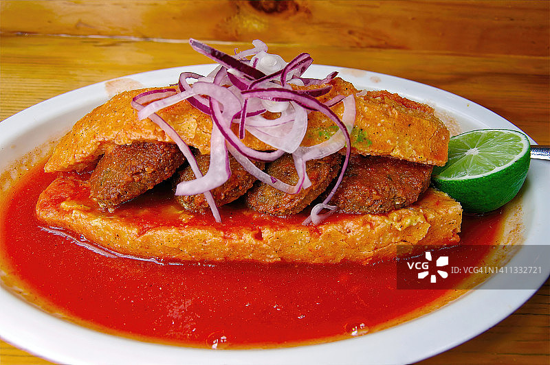 用沙拉三明治代替烤猪肉的素食墨西哥torta ahogada图片素材