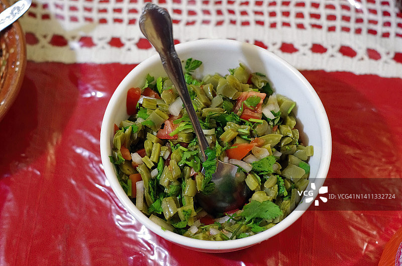 仙人掌果沙拉碗，配番茄、洋葱和香菜图片素材