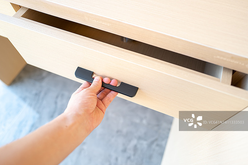 拉动抽屉把手打开抽屉图片素材