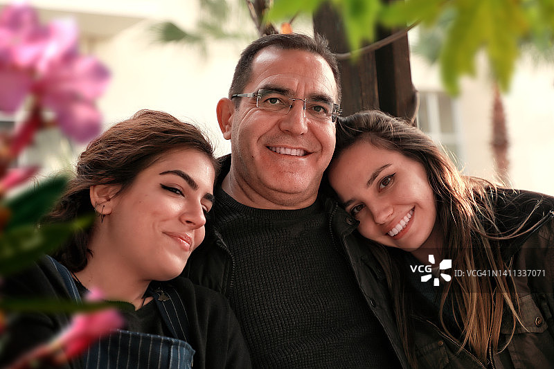 户外父女在公园长椅上休息肖像照图片素材