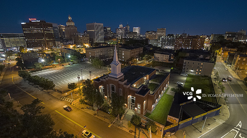 夜间照明下的纽瓦克景观与耶稣基督后期圣徒教会图片素材