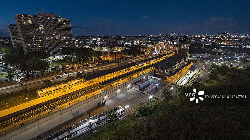 傍晚时分的宽街轻轨站，列车与埃塞克斯高速公路的交通景象图片素材