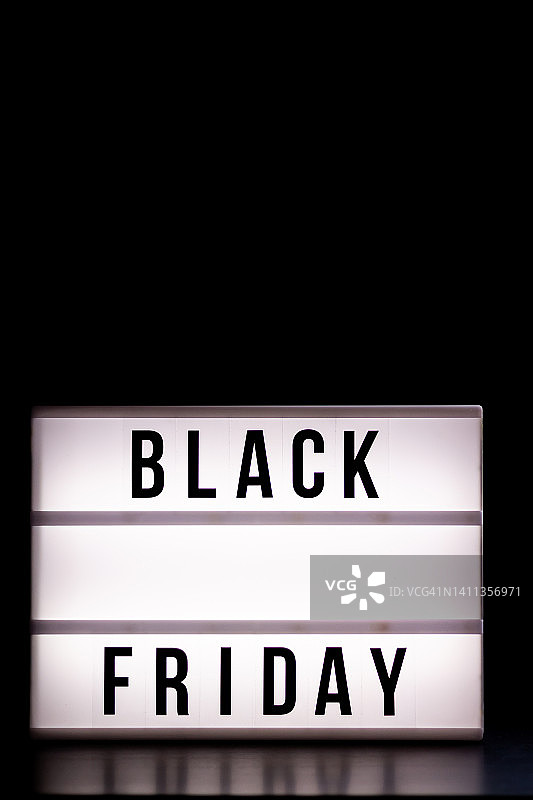 黑色星期五，黑色背景上的灯箱图片素材